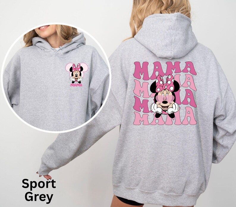 Puede incluir: Sudadera gris deportiva con un gr&aacute;fico de Minnie Mouse y la palabra "MAMA" en rosa. La parte delantera de la sudadera tiene un gr&aacute;fico m&aacute;s peque&ntilde;o de Minnie Mouse. La parte trasera tiene un gr&aacute;fico m&aacute;s grande de Minnie Mouse con la palabra "MAMA" repetida.