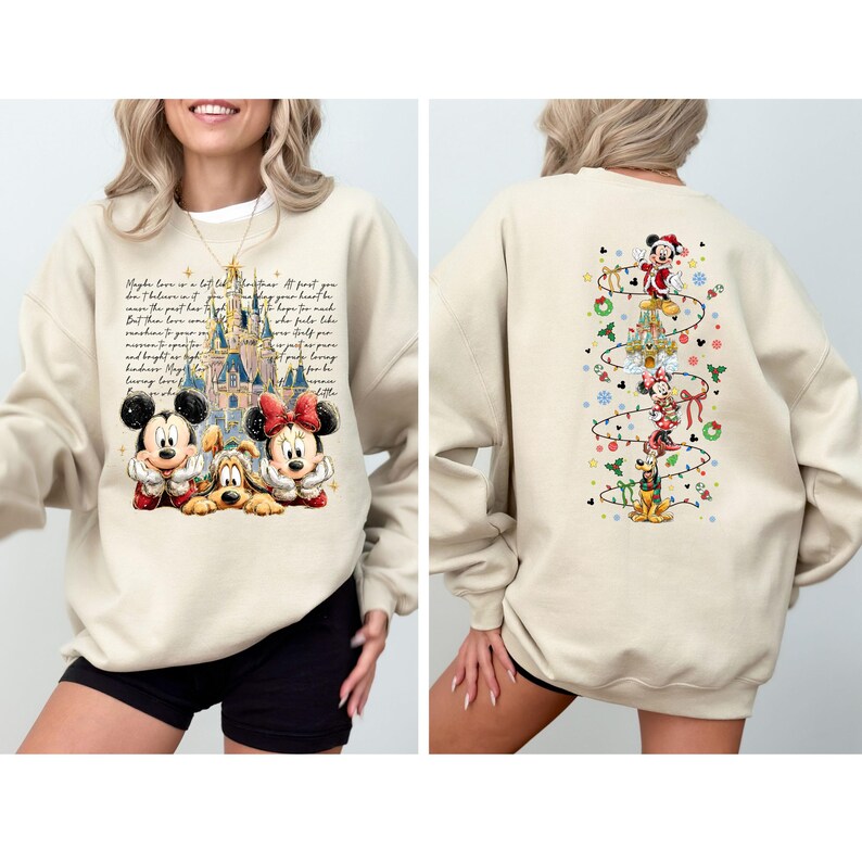 Puede incluir: Sudadera beige con Mickey Mouse, Minnie Mouse y Pluto, adem&aacute;s de un gr&aacute;fico de castillo y texto. La parte trasera muestra un dise&ntilde;o de &aacute;rbol de Navidad con los personajes. Prenda festiva y de temporada.