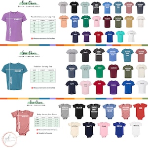Op de afbeelding: Maattabel voor Bella + Canvas jeugd-, peuter- en baby-jersey T-shirts. De tabel toont de verschillende maten die beschikbaar zijn voor elk type shirt, samen met de bijbehorende borst- en lengtematen in inches. De tabel bevat ook een kleurenkaart met verschillende kleuren die beschikbaar zijn voor elk type shirt.