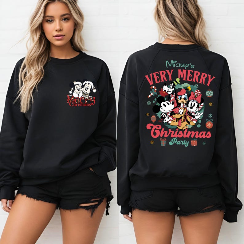 Puede incluir: Sudadera negra con un dise&ntilde;o navide&ntilde;o de Mickey Mouse en la parte delantera y un dise&ntilde;o de fiesta navide&ntilde;a de Mickey Mouse en la parte trasera.