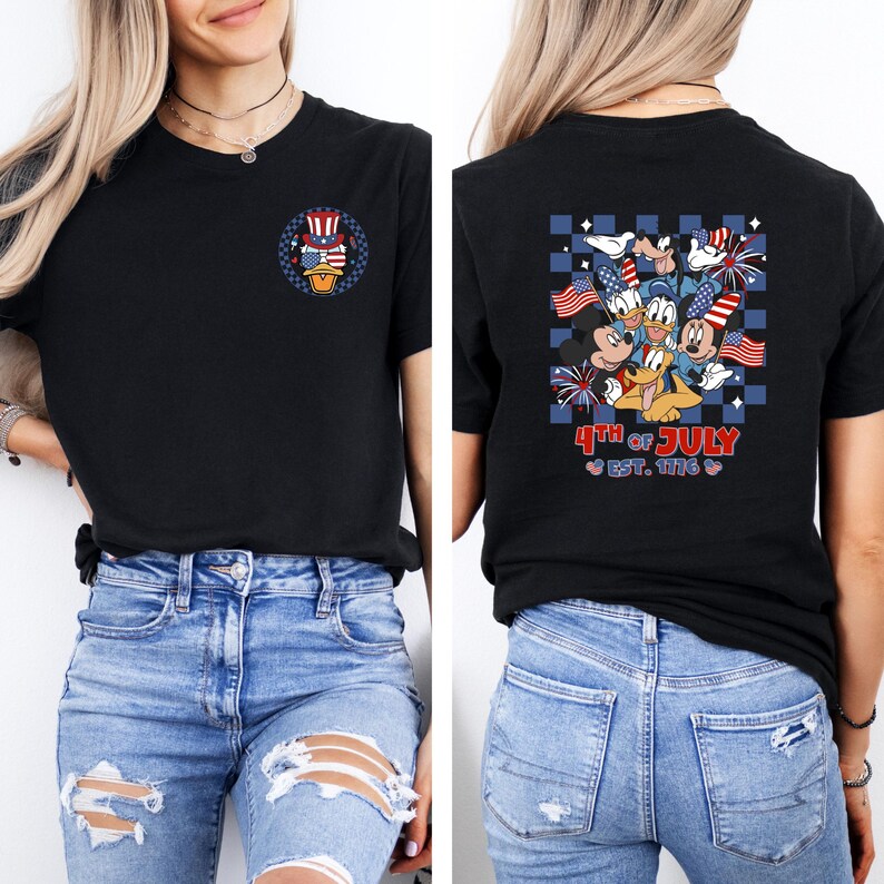 Puede incluir: Camiseta negra con un dise&ntilde;o patri&oacute;tico. La parte delantera muestra un personaje de dibujos animados con un sombrero rojo, blanco y azul. La parte trasera muestra personajes de dibujos animados con banderas americanas y fuegos artificiales, con el texto "4th of July Est. 1776."