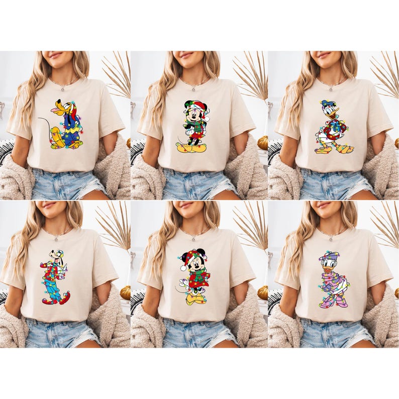 K&ouml;nnte beinhalten: Sechs beige T-Shirts mit Disney-Charakteren in Weihnachtskleidung. Micky Maus, Donald Duck und Goofy sind mit festlichen Lichtern und Accessoires dargestellt. Die Shirts werden auf einer Person pr&auml;sentiert.