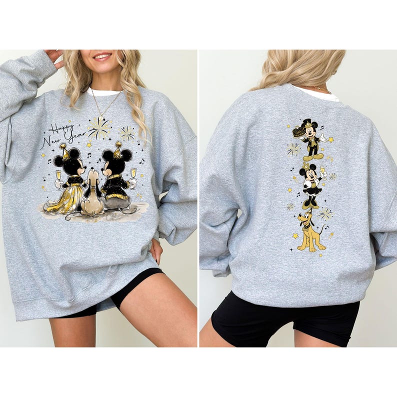 Puede incluir: Sudadera gris claro con Mickey y Minnie Mouse en atuendo formal, celebrando el A&ntilde;o Nuevo. La parte delantera muestra el texto "Happy New Year" con fuegos artificiales. La parte trasera muestra a Mickey, Minnie y Pluto en un dise&ntilde;o festivo.