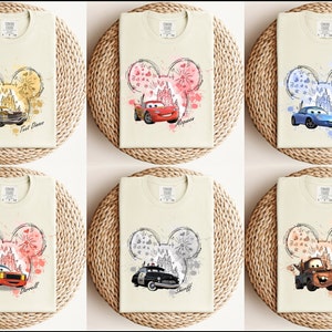 Puede incluir: Seis camisetas diferentes con un dise&ntilde;o de cabeza de Mickey Mouse que presenta un personaje de Cars frente al Castillo de Cenicienta. Las camisetas son beige y cada una presenta un personaje diferente:  Rayo McQueen, Mate, Sheriff,  Sally,  Mater y  Doc Hudson.