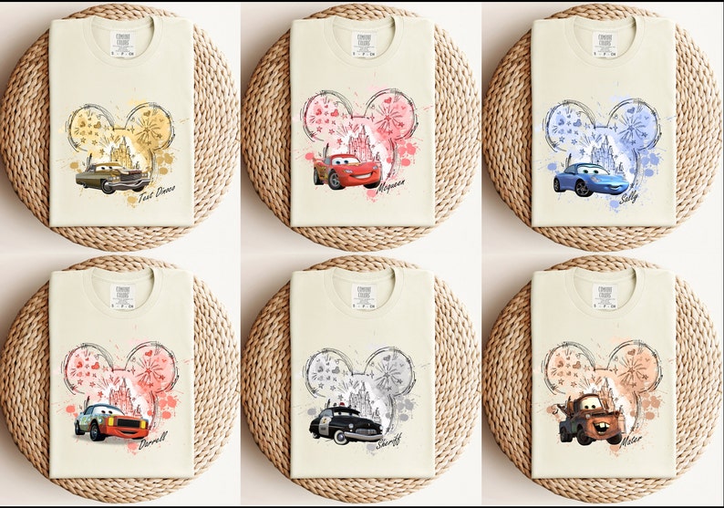 Puede incluir: Seis camisetas diferentes con un dise&ntilde;o de cabeza de Mickey Mouse que presenta un personaje de Cars frente al Castillo de Cenicienta. Las camisetas son beige y cada una presenta un personaje diferente:  Rayo McQueen, Mate, Sheriff,  Sally,  Mater y  Doc Hudson.