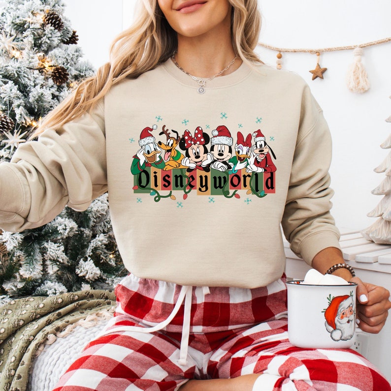 Sudadera navideña de Disneyworld, camiseta navideña vintage de Disney, camiseta navideña de Mickey y sus amigos, camiseta de fiesta navideña, muy feliz Navidad imagen 1