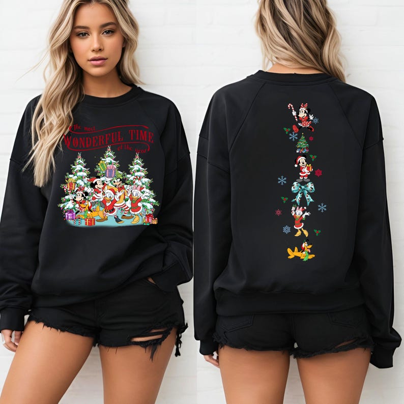 Puede incluir: Sudadera negra con dise&ntilde;o navide&ntilde;o. La parte delantera muestra a Mickey Mouse, Donald Duck y amigos con regalos y &aacute;rboles de Navidad, con el texto "The Most Wonderful Time of the Year". La parte trasera presenta personajes de Disney.