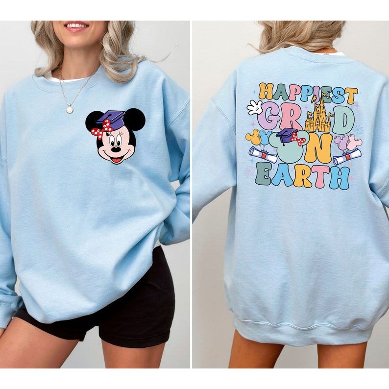 Puede incluir: Sudadera azul claro con un dise&ntilde;o de Mickey Mouse graduado en la parte delantera y el texto "Happiest Grad on Earth" con un dise&ntilde;o de Mickey Mouse graduado en la parte posterior.