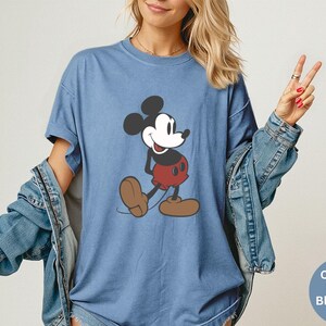 Puede incluir: Una taza de cer&aacute;mica blanca con un asa negra y el texto "But First, Coffee" en negro y negrita. La taza est&aacute; sobre una superficie blanca.