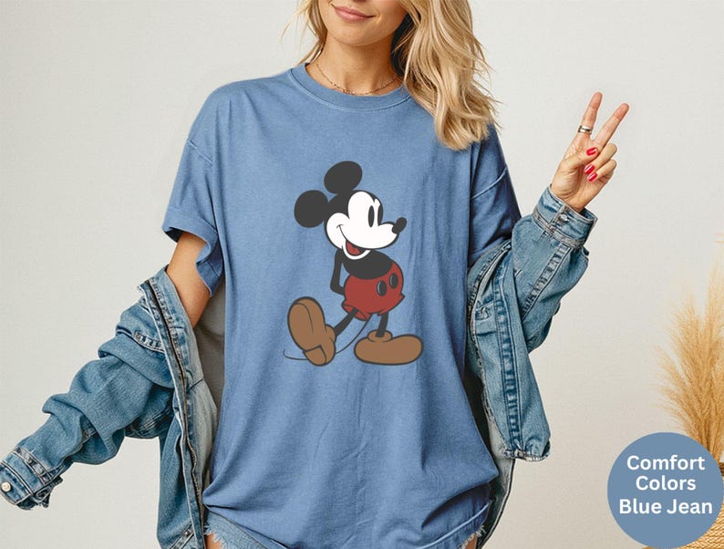 Puede incluir: Una taza de cer&aacute;mica blanca con un asa negra y el texto "But First, Coffee" en negro y negrita. La taza est&aacute; sobre una superficie blanca.