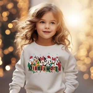 Sudadera navideña de Disneyworld, camiseta navideña vintage de Disney, camiseta navideña de Mickey y sus amigos, camiseta de fiesta navideña, muy feliz Navidad imagen 2