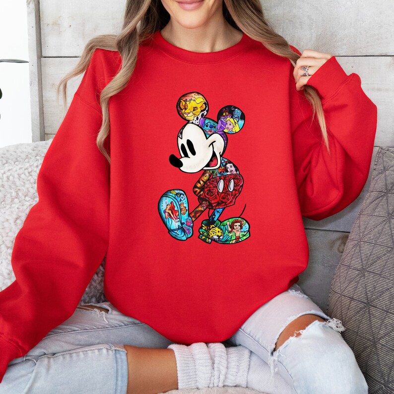 Puede incluir: Sudadera roja con un gr&aacute;fico de Mickey Mouse colorido. El gr&aacute;fico est&aacute; formado por diferentes personajes de Disney.