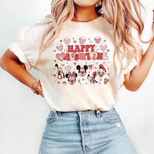 Camiseta de Mickey y sus amigos con el mensaje "Happy Valentine", sudadera con personajes de Disney para el día de San Valentín, camiseta de Disney Love, camiseta del día de San Valentín, camiseta de Disney Trip imagen 4