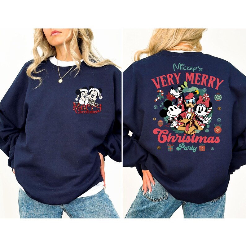 Puede incluir: Una sudadera azul marino con tem&aacute;tica navide&ntilde;a. La parte delantera presenta a Mickey y Minnie Mouse con el texto "Feliz Navidad". La parte trasera presenta a Mickey, Minnie, Donald Duck, Goofy y Pluto con el texto "Mickey's Very Merry Christmas Party".
