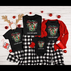 Może przedstawiać: Zestaw czterech czarnych koszulek z motywem świątecznym z udziałem Myszki Miki i jej przyjaci&oacute;ł. Koszulki mają napis "Very Merry Christmas Party" i "Custom Name".