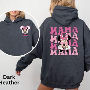 Puede incluir: Sudadera con capucha gris oscuro con un dise&ntilde;o de Minnie Mouse en la parte delantera y trasera. La parte delantera presenta una peque&ntilde;a Minnie Mouse con la palabra "MAMA". La parte trasera tiene un gr&aacute;fico de Minnie Mouse m&aacute;s grande con la palabra "MAMA" repetida.