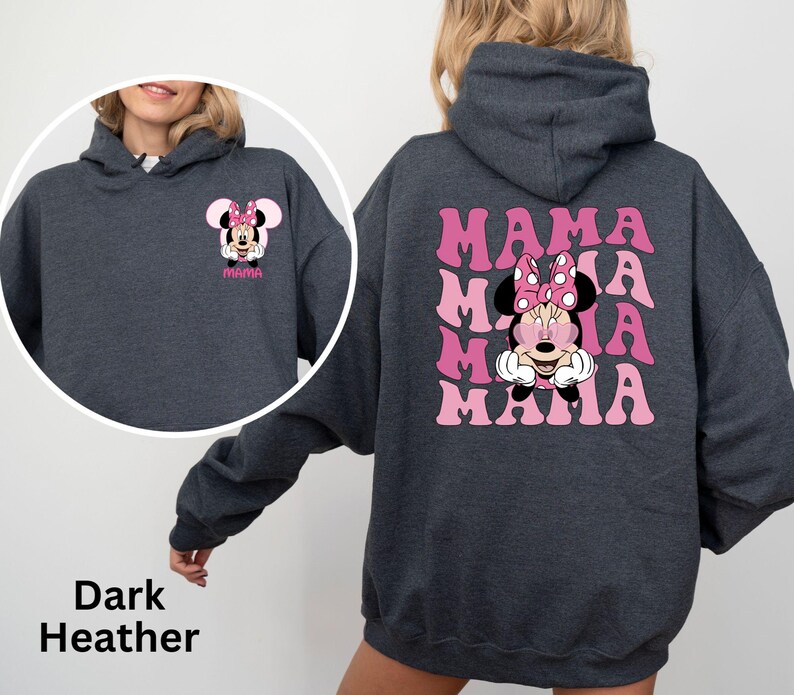 Puede incluir: Sudadera con capucha gris oscuro con un dise&ntilde;o de Minnie Mouse en la parte delantera y trasera. La parte delantera presenta una peque&ntilde;a Minnie Mouse con la palabra "MAMA". La parte trasera tiene un gr&aacute;fico de Minnie Mouse m&aacute;s grande con la palabra "MAMA" repetida.