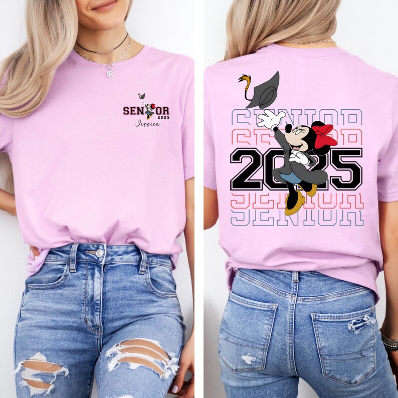 Puede incluir: Camiseta rosa con un gr&aacute;fico de un rat&oacute;n de dibujos animados con un gorro de graduaci&oacute;n y el texto "SENIOR 2025" en la parte posterior. La parte delantera de la camiseta tiene el texto "SENIOR 2025 Jessica".