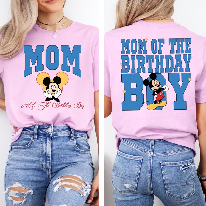 Puede incluir: Camiseta rosa con el texto "MOM" en letras azules y un gr&aacute;fico de Mickey Mouse. La parte posterior de la camiseta tiene el texto "MOM OF THE BIRTHDAY BOY" en letras azules con un gr&aacute;fico de Mickey Mouse.