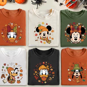 Puede incluir: Seis camisetas con tem&aacute;tica oto&ntilde;al con personajes de Disney. Cada camiseta tiene un personaje diferente: Pato Donald, Mickey Mouse, Minnie Mouse, Pluto y Daisy Duck. Las camisetas son de varios colores, incluyendo naranja, blanco, negro y verde, con gr&aacute;ficos tem&aacute;ticos de oto&ntilde;o.