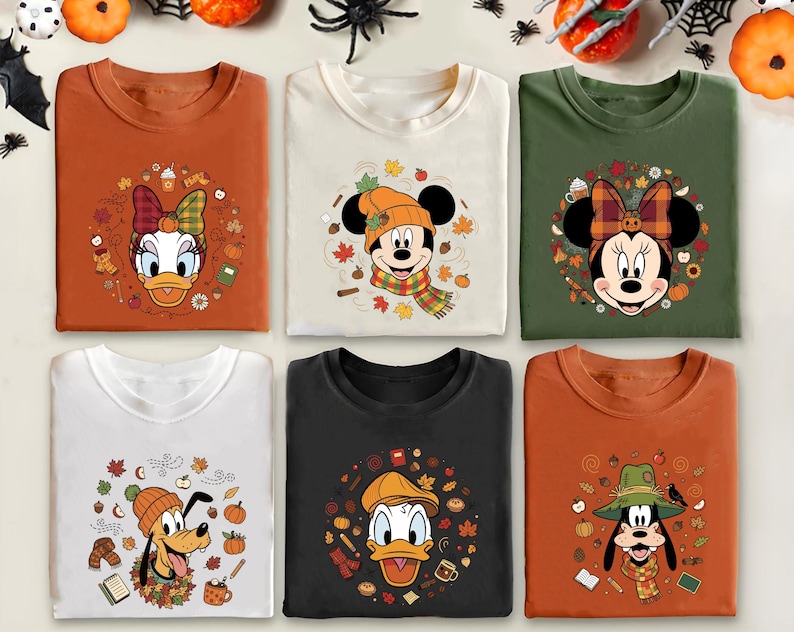 Puede incluir: Seis camisetas con tem&aacute;tica oto&ntilde;al con personajes de Disney. Cada camiseta tiene un personaje diferente: Pato Donald, Mickey Mouse, Minnie Mouse, Pluto y Daisy Duck. Las camisetas son de varios colores, incluyendo naranja, blanco, negro y verde, con gr&aacute;ficos tem&aacute;ticos de oto&ntilde;o.