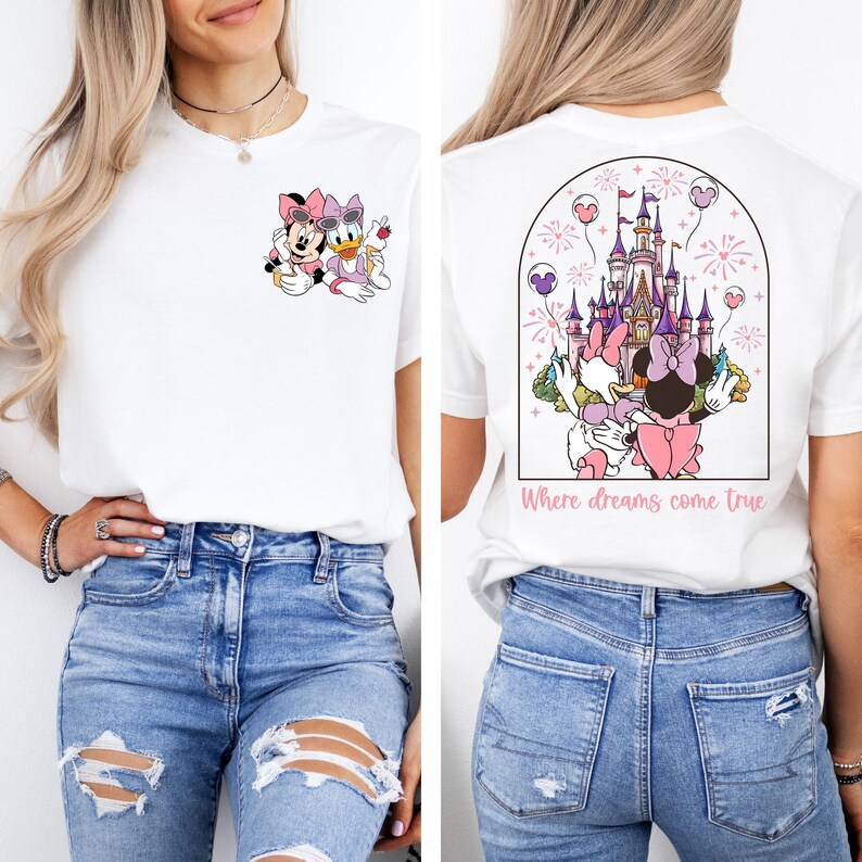 Pu&ograve; includere: Maglietta bianca con un'immagine di Topolino e Minnie Mouse davanti al Castello di Cenerentola. Il retro della maglietta ha un'immagine di Topolino e Minnie Mouse davanti al Castello di Cenerentola con fuochi d'artificio e il testo "Where dreams come true".