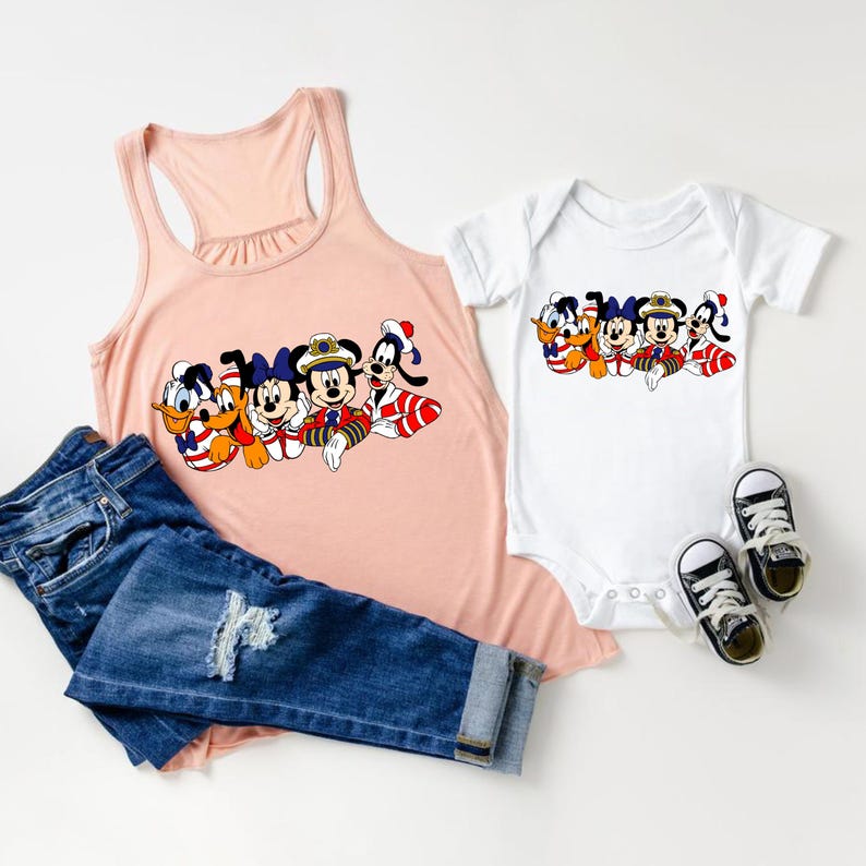 Peut inclure: Un d&eacute;bardeur rose et un body blanc avec un motif de Mickey Mouse, Donald Duck, Dingo, Pluto et Minnie Mouse habill&eacute;s en marins. Le motif est en ligne et les personnages sourient tous.