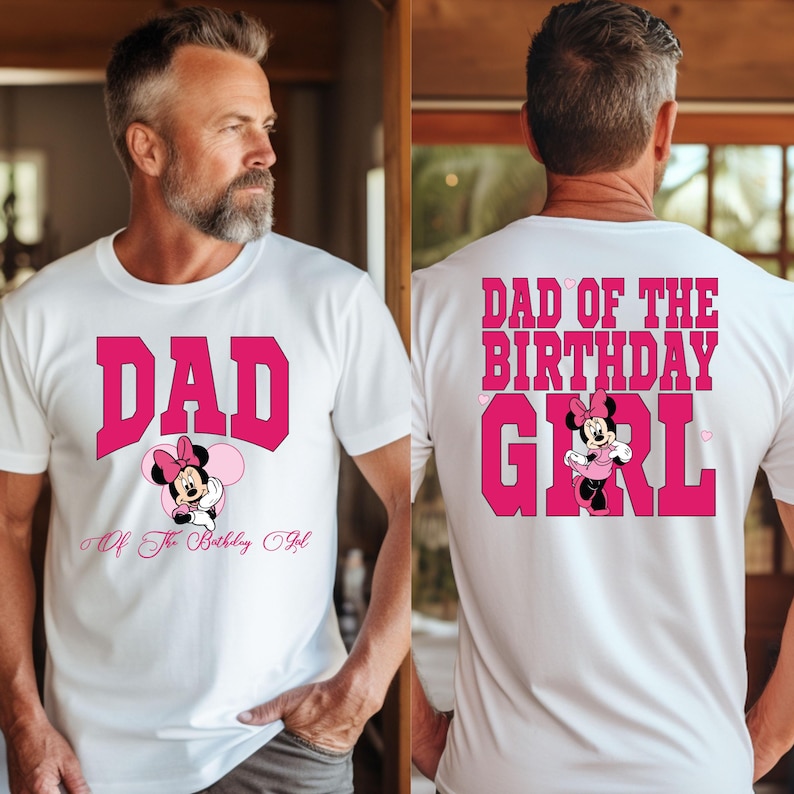 以下が含まれることがあります： ピンクの文字で「誕生日のお祝いの女の子の父」と書かれた白いTシャツと、ピンクの漫画のミニーマウスの画像。Tシャツにはピンクの文字で「お父さん」という言葉も書かれています。