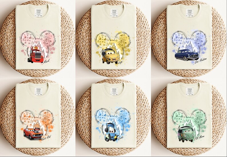 Puede incluir: Seis camisetas diferentes con un dise&ntilde;o de cabeza de Mickey Mouse que presenta un coche de la pel&iacute;cula Cars de Disney Pixar. Cada camiseta tiene un fondo de color diferente y un coche diferente. Las camisetas est&aacute;n todas sobre una superficie de mimbre marr&oacute;n claro.