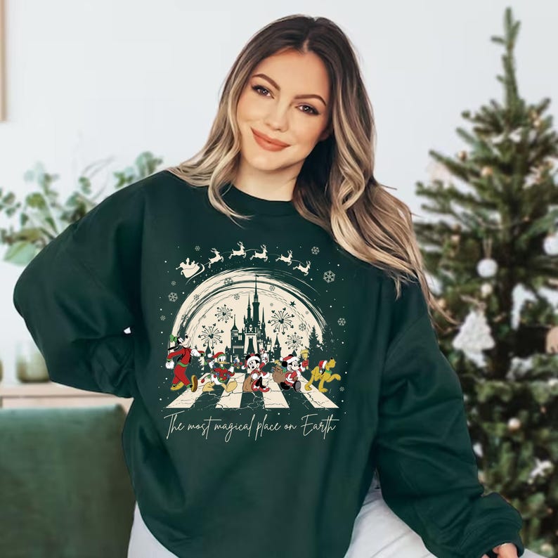 Sudadera de Disney "El lugar más mágico de la Tierra", camiseta navideña de Magic Kingdom, sudadera navideña de Mickey y sus amigos, camiseta familiar de Disney imagen 1