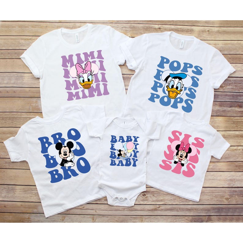 Puede incluir: Camisetas blancas y un body para beb&eacute; con gr&aacute;ficos de personajes de Disney. Las camisetas presentan a Daisy Duck, Donald Duck, Mickey Mouse y Minnie Mouse, con las palabras "MIMI", "POPS", "BRO", "BABY" y "SIS".