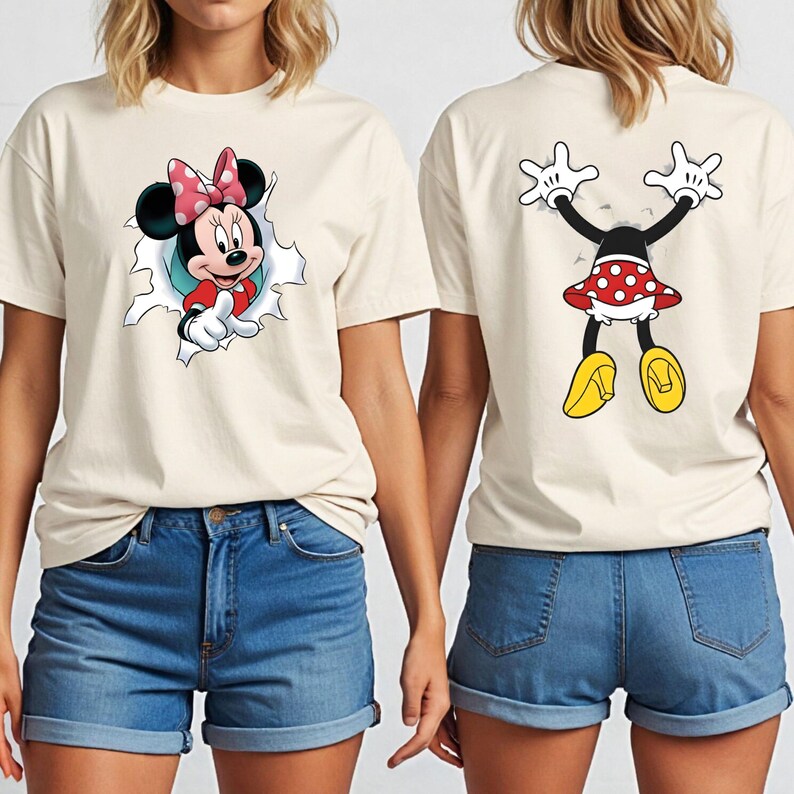 K&ouml;nnte beinhalten: Cremefarbene T-Shirts mit einem Minnie Mouse-Motiv. Ein Shirt zeigt Minnie, die aus einem Loch kommt, das andere zeigt sie von hinten. Beide Shirts werden mit blauen Jeansshorts kombiniert.