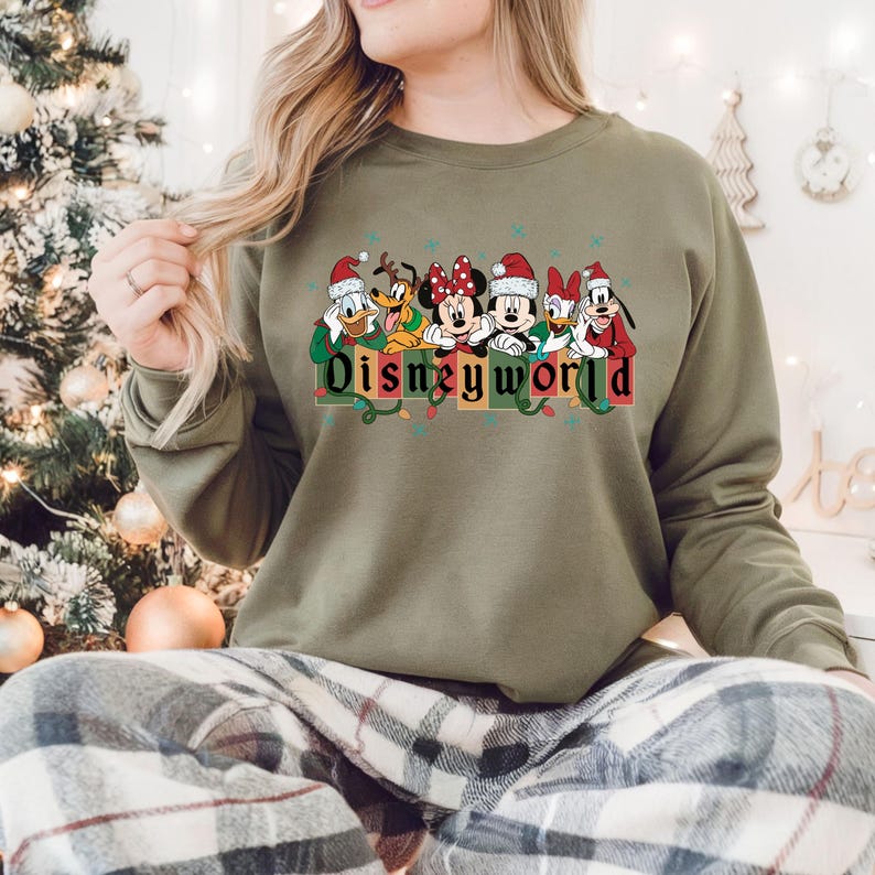 Sudadera navideña de Disneyworld, camiseta navideña vintage de Disney, camiseta navideña de Mickey y sus amigos, camiseta de fiesta navideña, muy feliz Navidad imagen 5