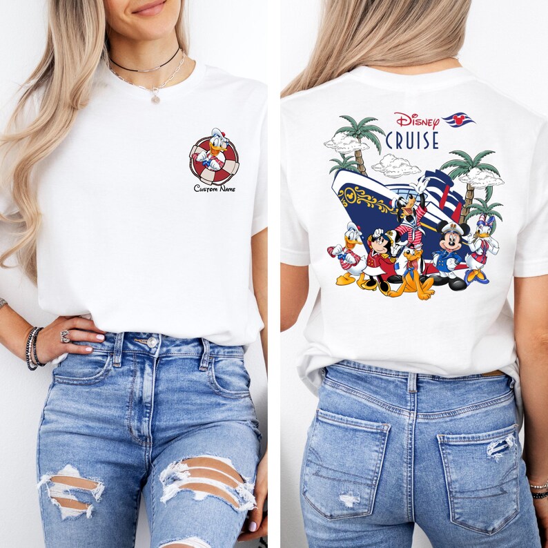 以下が含まれることがあります： ディズニー・クルーズのデザインが施された白いTシャツ。Tシャツの前身頃には、ライフジャケットを着たドナルドダックの漫画の画像が描かれています。Tシャツの後ろ身頃には、ディズニー・クルーズの船の前に立っているミッキーマウス、ミニーマウス、ドナルドダック、グーフィー、プルートの漫画の画像が描かれています。Tシャツの後ろ身頃には、「ディズニー・クルーズ」の文字が印刷されています。