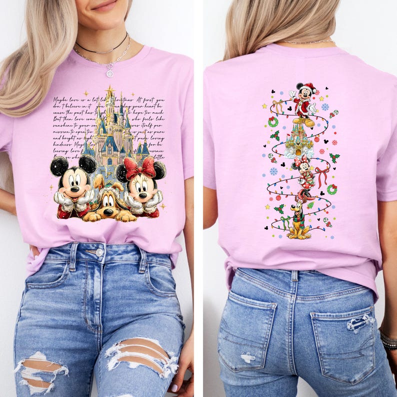 Puede incluir: Camiseta lila claro con Mickey Mouse, Minnie Mouse y Pluto con ropa festiva. La parte delantera tiene un castillo y texto. La parte trasera tiene un dise&ntilde;o de &aacute;rbol de Navidad con personajes de Disney.