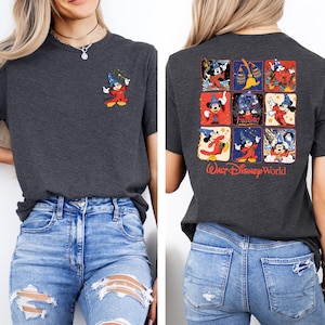 Puede incluir: Una camiseta gris oscuro con una peque&ntilde;a imagen de Mickey Mouse como mago en el pecho izquierdo. La parte posterior de la camiseta presenta una imagen m&aacute;s grande de Mickey Mouse como mago en nueve poses diferentes con el texto "Walt Disney World".