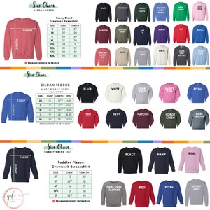 Op de afbeelding: Maattabel voor Gildan 18000, Gildan 18000B en Rabbit Skins 3317 sweatshirts. De tabel toont de borst- en lengtemaat in inches voor verschillende maten. De tabel bevat ook een kleurstaal voor elke maat.