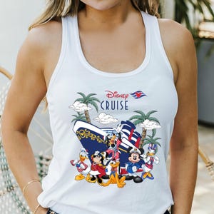 Pu&ograve; includere: Canotta bianca con una grafica di Topolino e i suoi amici su una nave da crociera Disney. Il testo "Disney Cruise" &egrave; stampato sulla maglietta.