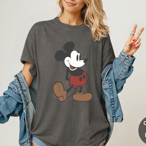 Sudadera clásica Comfort Colors® Disney Mickey Mouse, camiseta navideña de Magic Kingdom, regalo de cumpleaños familiar Disney para adultos, niños y bebés. imagen 8