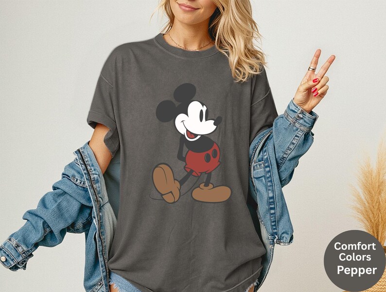 Sudadera clásica Comfort Colors® Disney Mickey Mouse, camiseta navideña de Magic Kingdom, regalo de cumpleaños familiar Disney para adultos, niños y bebés. imagen 8