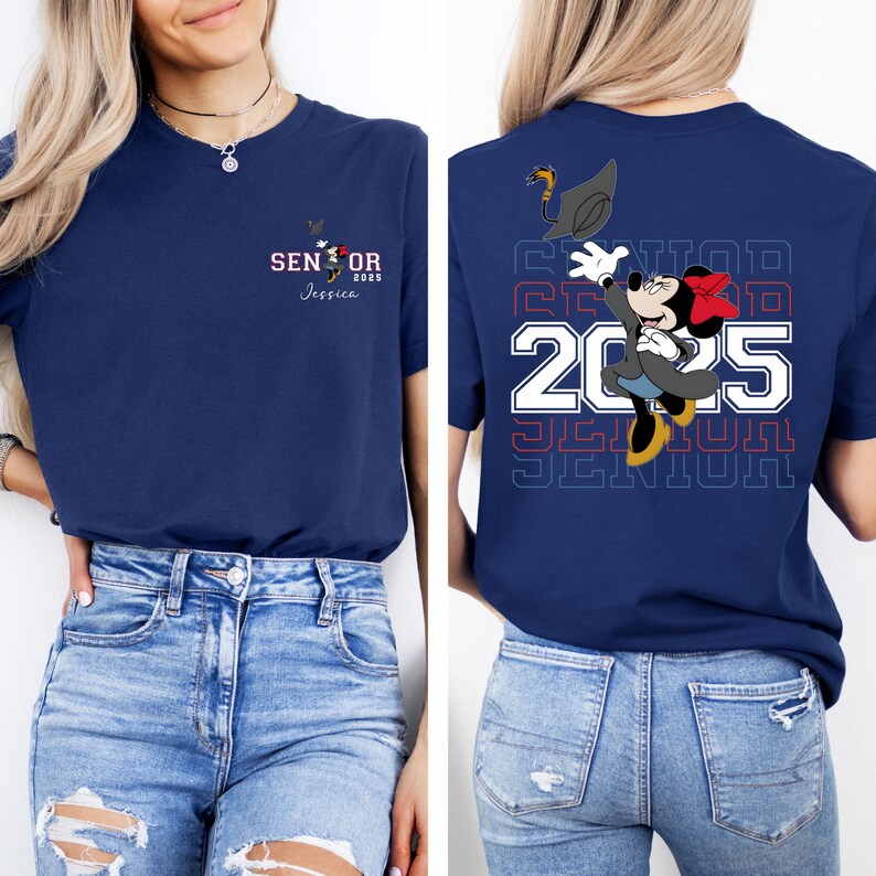 Puede incluir: Una camiseta azul marino con un gr&aacute;fico de Mickey Mouse vestido con una gorra y una bata de graduaci&oacute;n. El texto "Senior 2025" est&aacute; impreso en la parte posterior de la camiseta.