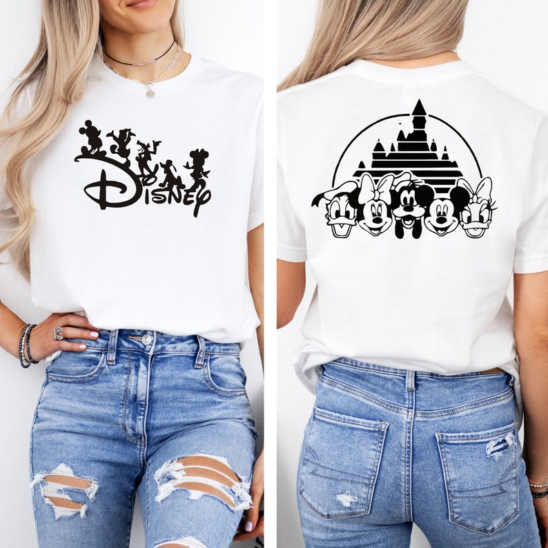Puede incluir: Camiseta blanca con una silueta negra de Mickey Mouse y sus amigos con la palabra "DISNEY" debajo. La parte posterior de la camiseta presenta una silueta negra del castillo de Disney con Mickey Mouse, Minnie Mouse, Donald Duck, Goofy y Pluto delante.