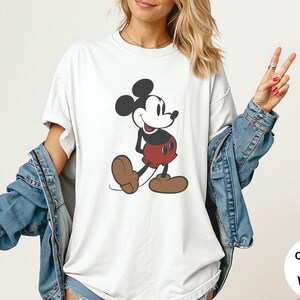 Sudadera clásica Comfort Colors® Disney Mickey Mouse, camiseta navideña de Magic Kingdom, regalo de cumpleaños familiar Disney para adultos, niños y bebés. imagen 7