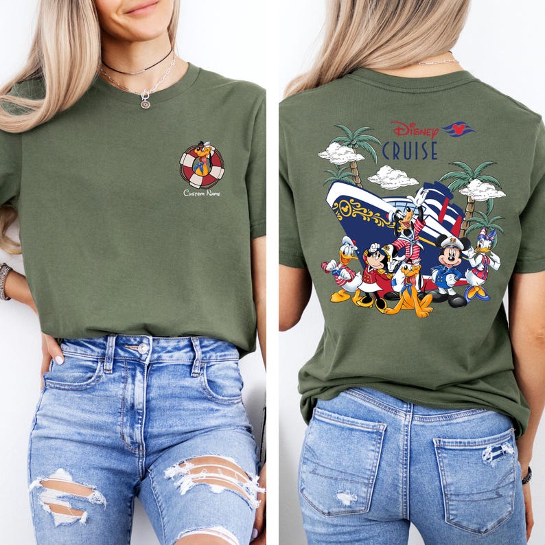 以下が含まれることがあります： 背面にディズニー・クルーズのデザインが施された緑色のTシャツ。デザインには、ミッキーマウス、ミニーマウス、ドナルドダック、グーフィー、プルートがクルーズ船の前に立っている様子が描かれています。Tシャツの前面には、ライフセーバーを持ったプルートの小さな画像があります。