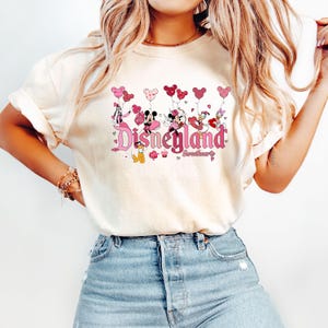 Disneyland Hearts Sweatshirt, Disneyland Valentines T-Shirt, Mickey And Friends Valentine Sweatshirt, Valentines Day Shirt, Valentine Gift bild 3