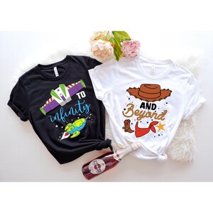 Peut inclure: Deux t-shirts sur le th&egrave;me de Toy Story. Le t-shirt noir a une fus&eacute;e et le texte "To infinity". Le t-shirt blanc a un chapeau de cowboy et le texte "And beyond".