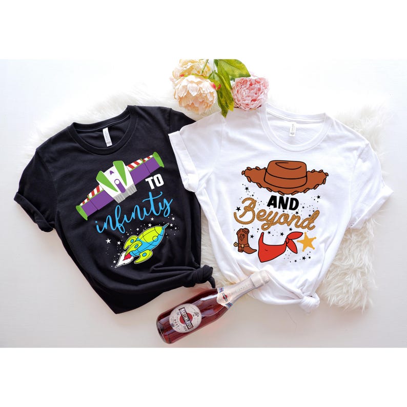 Peut inclure: Deux t-shirts sur le th&egrave;me de Toy Story. Le t-shirt noir a une fus&eacute;e et le texte "To infinity". Le t-shirt blanc a un chapeau de cowboy et le texte "And beyond".
