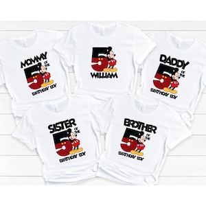 Puede incluir: Camisetas blancas con un gr&aacute;fico de Mickey Mouse. Cada camiseta presenta un gran n&uacute;mero 5 en rojo y negro, con Mickey Mouse. El texto incluye "Mommy", "Daddy", "Sister", "Brother", "William" y "Birthday Boy".