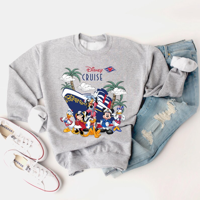 Pu&ograve; includere: Felpa grigia con una grafica di Topolino e i suoi amici su una nave da crociera Disney. Il testo "Disney Cruise" &egrave; stampato sulla felpa.