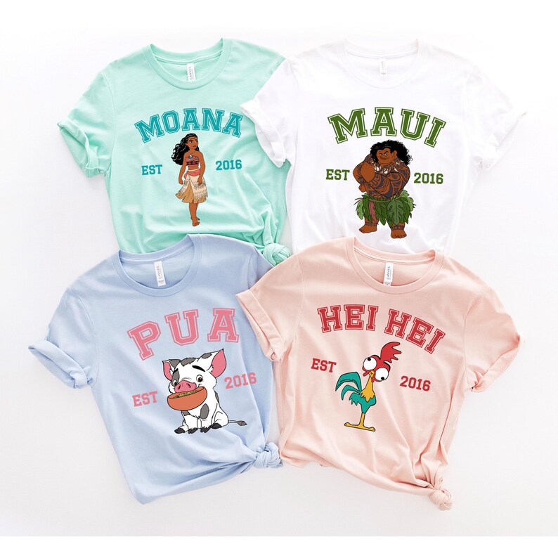 以下が含まれることがあります： モアナのキャラクターが描かれたTシャツ4枚。Tシャツの色はライトブルー、ピンク、ホワイト、ライトグリーン。それぞれのTシャツには、モアナ、マウイ、プア、ヘイヘイなど、映画モアナのキャラクターが描かれています。Tシャツにはすべて「EST 2016」の文字が書かれています。